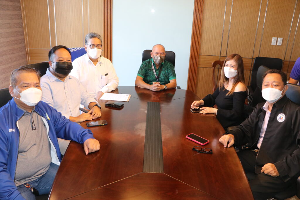 paulino-with-subic-chamber-officials