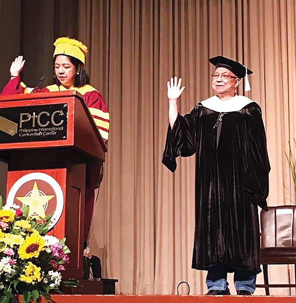 ESSAY-RICKY LEE-PHOTO2_ricky lee at pup honoris cause honor PNG