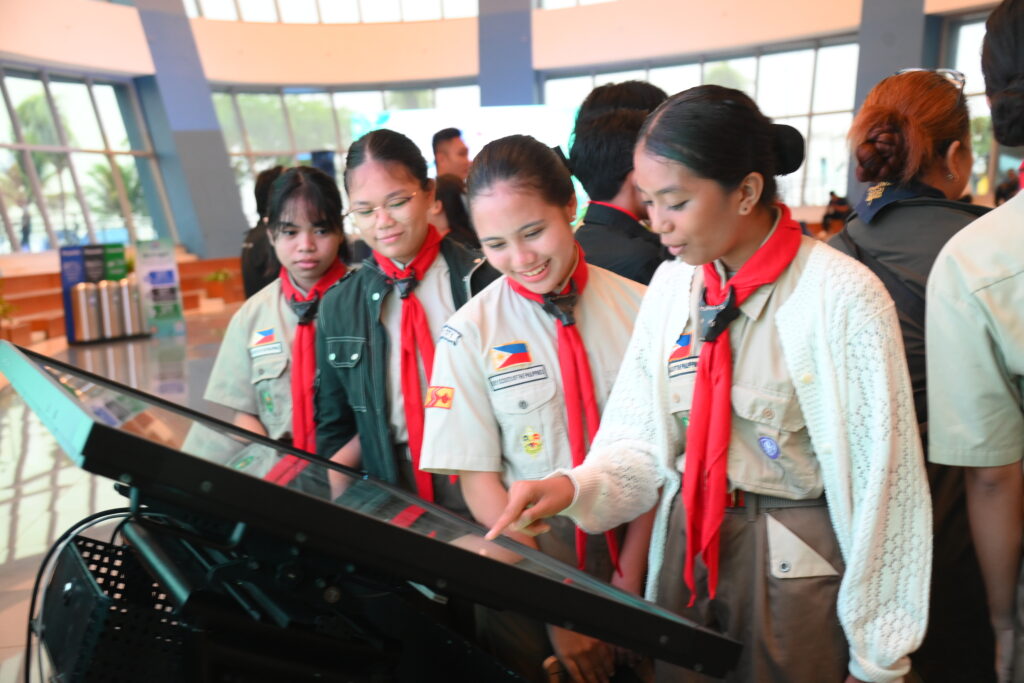 1 Generation Restoration A Young Community Working Towards A #smwastefreefuture. Girl Scouts Of The Philippines Members Sign Their Commitment For Their Future.