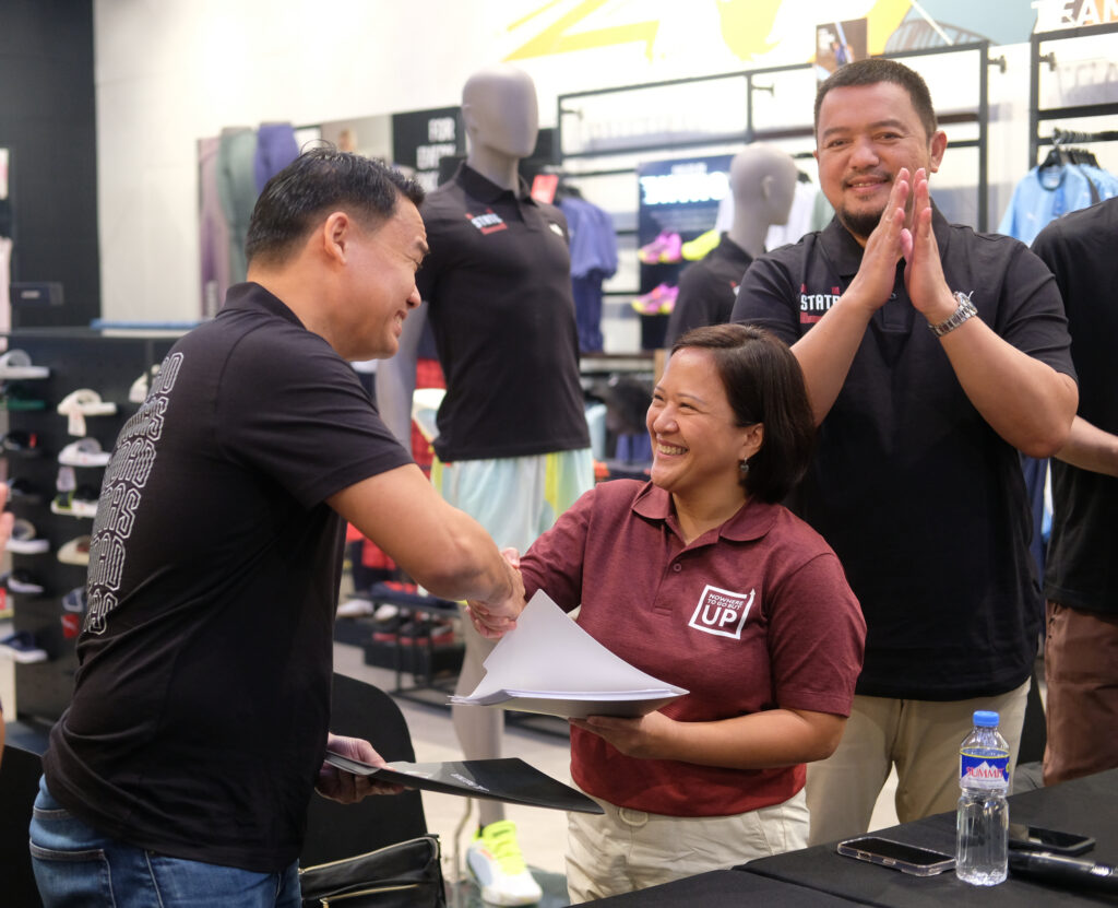 President Of Nwtgbu Aruba Opiada Flores Shakes Hand With Paolo Misa, Country Manager For Puma Philippines.